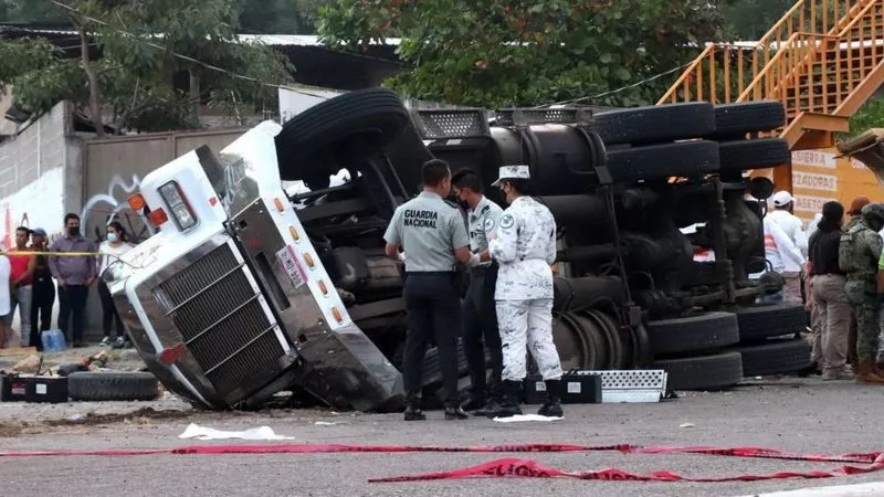 Accidente en México: al menos 54 muertos tras volcar camión cargado de migrantes centroamericanos