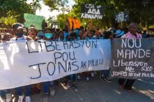 Haitianos se manifiestan para pedir la liberación de un maestro secuestrado