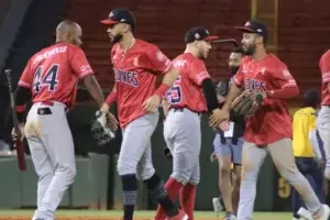 Leones dan estocada a las Águilas y fuerzan partido decisivo de Play In