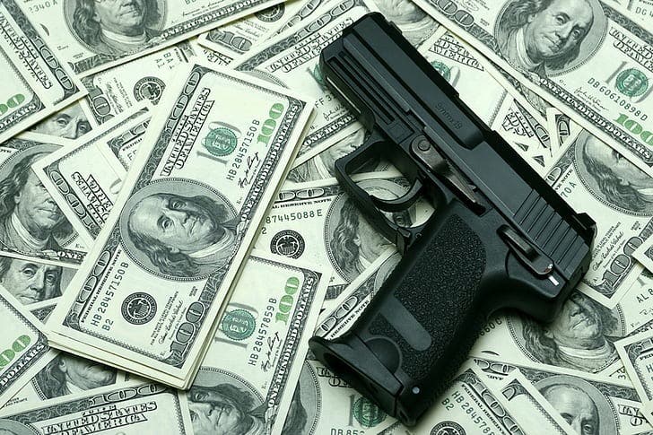 Estudiante es arrestado en Brooklyn con pistola cargada y 30 mil dólares