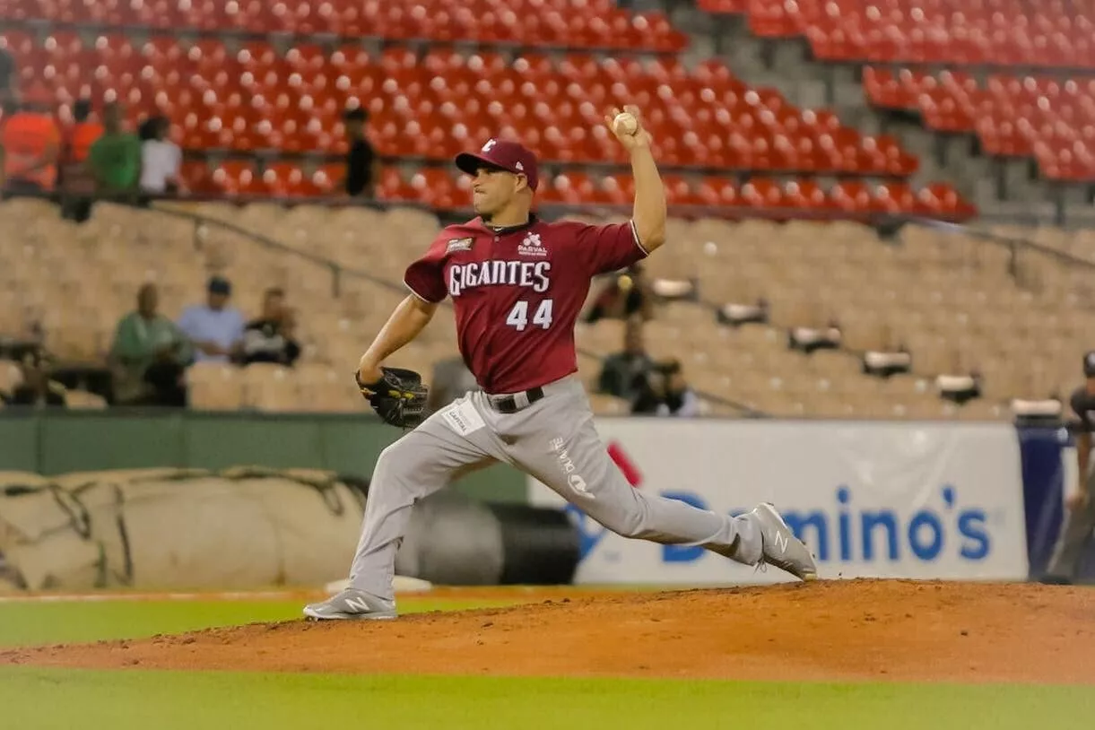 Raúl Valdés domina los bates del Licey en victoria de los Gigantes