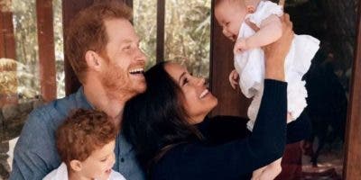 Harry y Meghan incluyen en su postal navideña la primera foto de su hija Lili