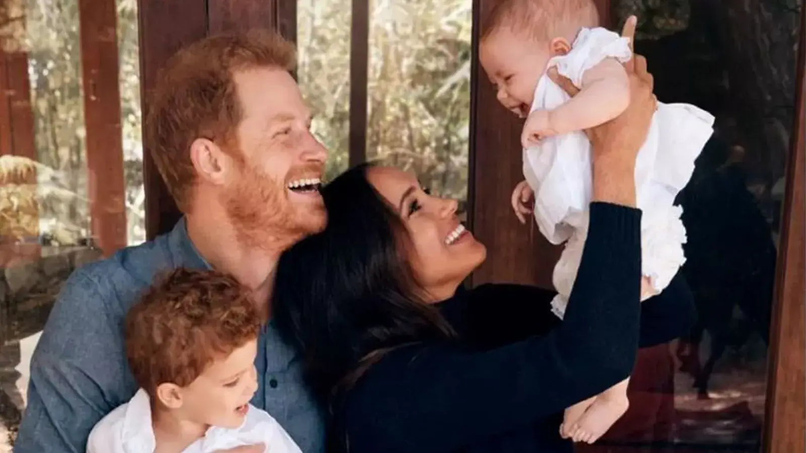 Harry y Meghan incluyen en su postal navideña la primera foto de su hija Lili