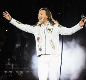 “El Buki” desea una Feliz Navidad a fans, pero también motiva a seguirse cuidando