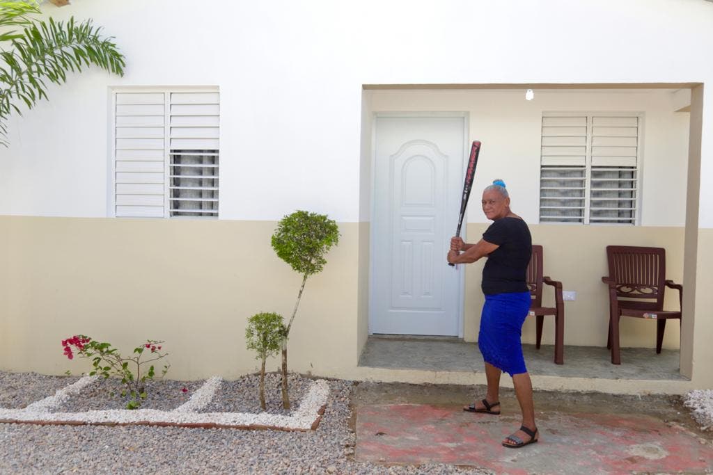 Ministerio de la Vivienda y Edificaciones entrega casa a Miriam Sánchez “La abuela pelotera”
