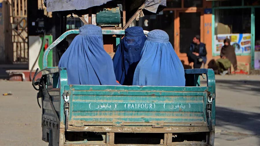 Los talibanes prohíben a las mujeres viajar solas y sin velo en taxi en Kabul