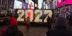 Times Square da los toques finales para celebrar la llegada de 2022