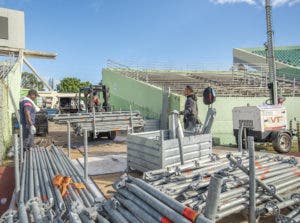 Motan gigantesca tarima donde actuará Aventura en el Estadio Olímpico