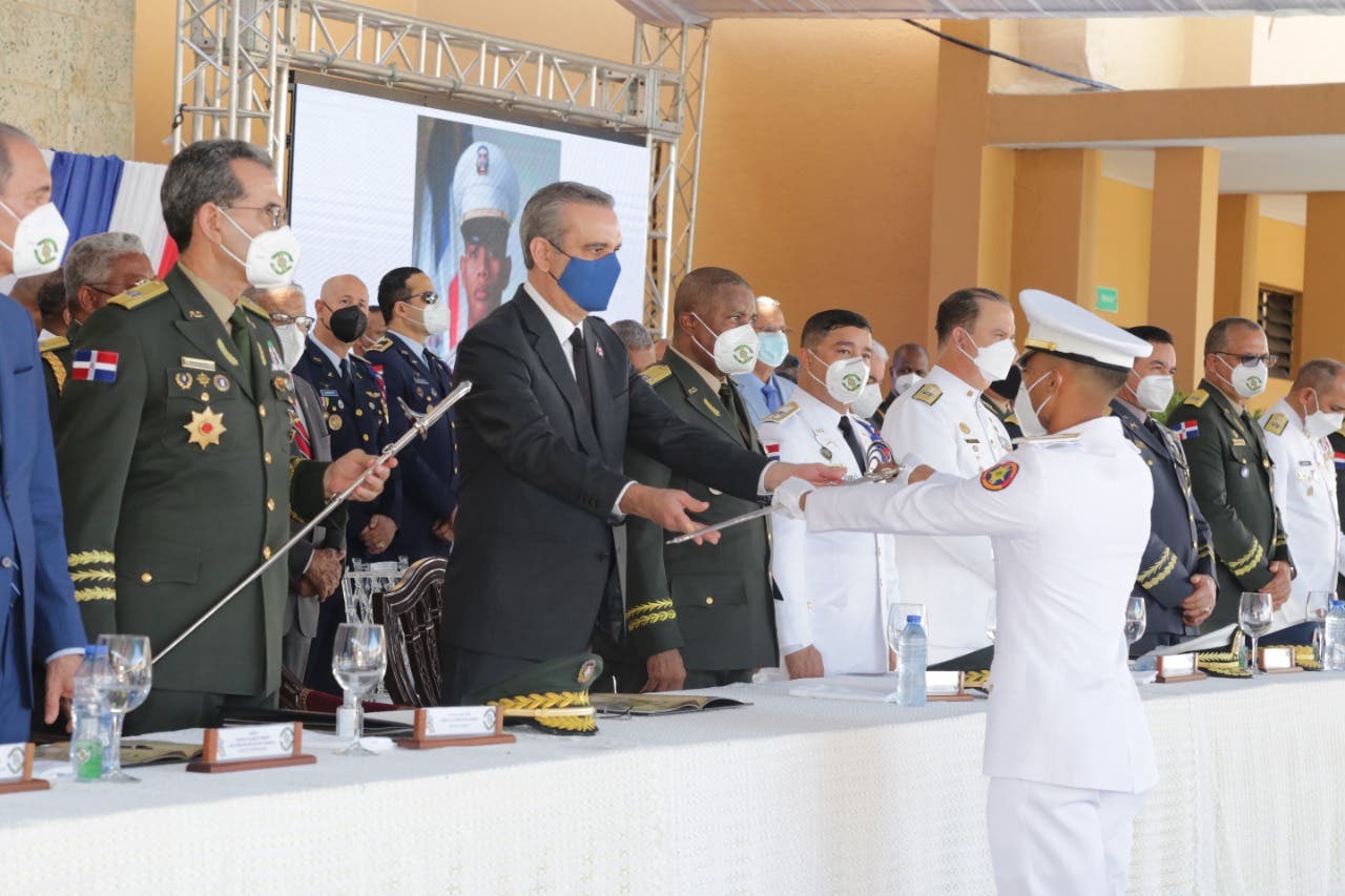 Presidente encabeza Graduación 46 nuevos Oficiales Academia Militar «Batalla de Las Carreras»