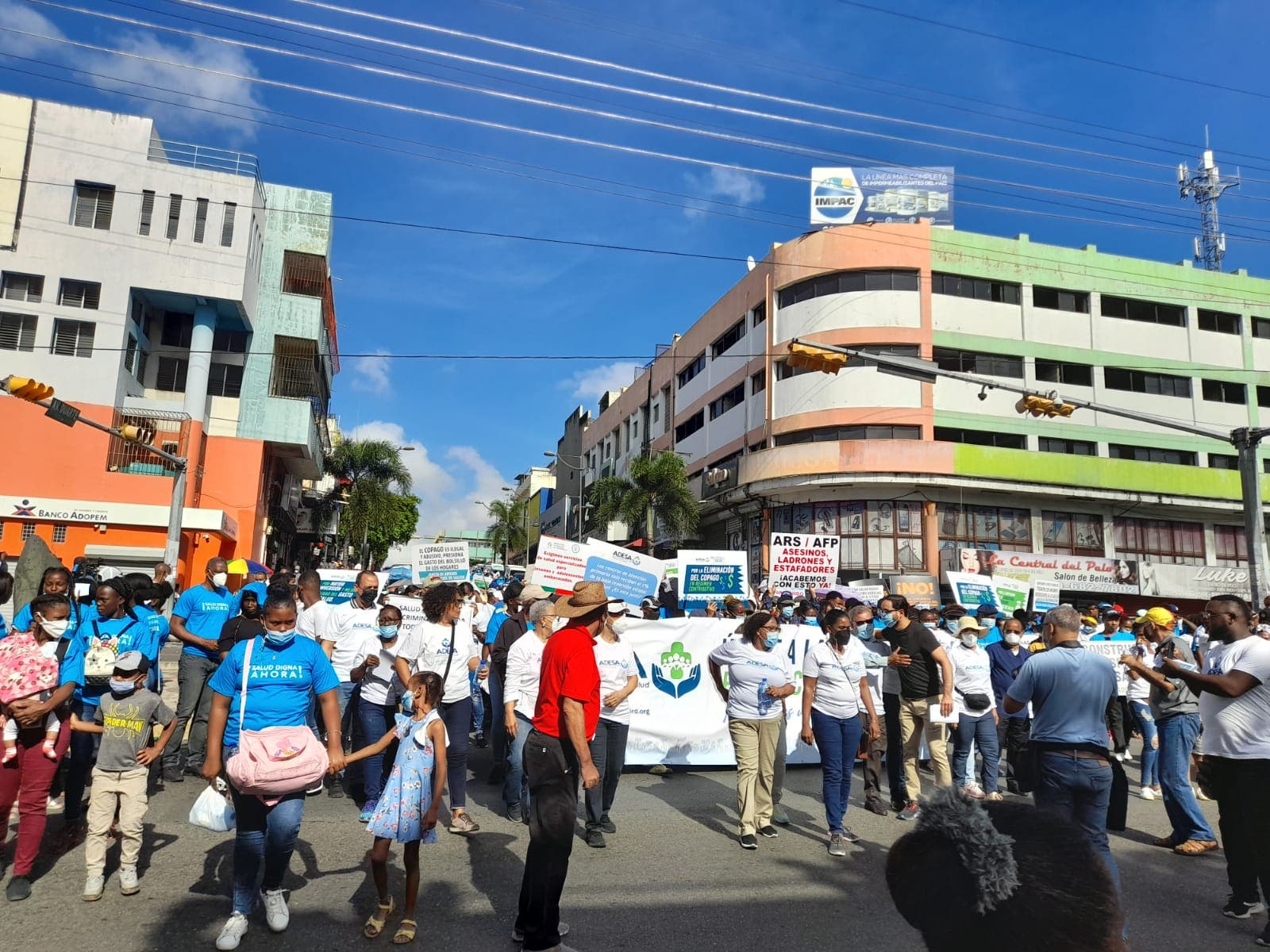 Cientos de personas marchan en reclamo de mejoras en el sector salud