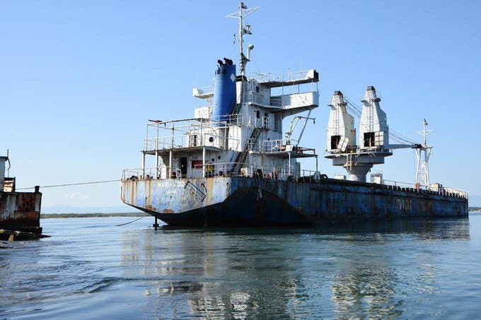 Medio Ambiente retira embarcación con contaminantes amenazaban Manglares de Estero Balsa