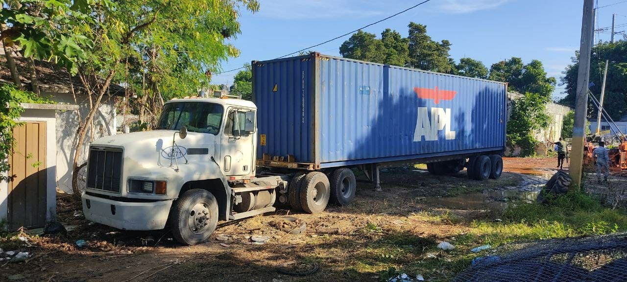 30 viajes a Duquesa y una multa de RD$100 mil a camionero lanzó basura en la calle