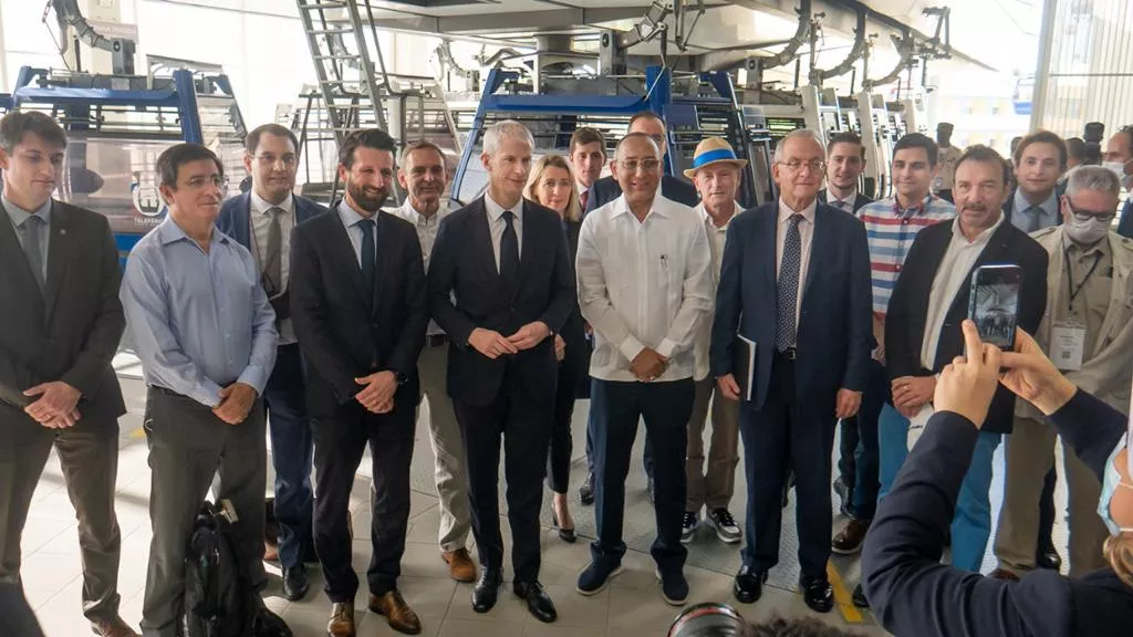 Delegación francesa realiza recorrido en Metro y Teleférico