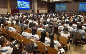 Jóvenes participan en feria de empleo para trabajar en Estados Unidos