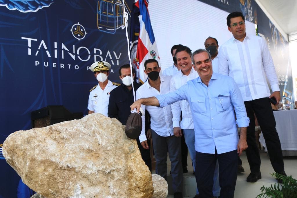 Presidente Abinader inaugura el Muelle Turístico Puerto Plata Taíno Bay; recibe primer crucero con 1,700 turistas