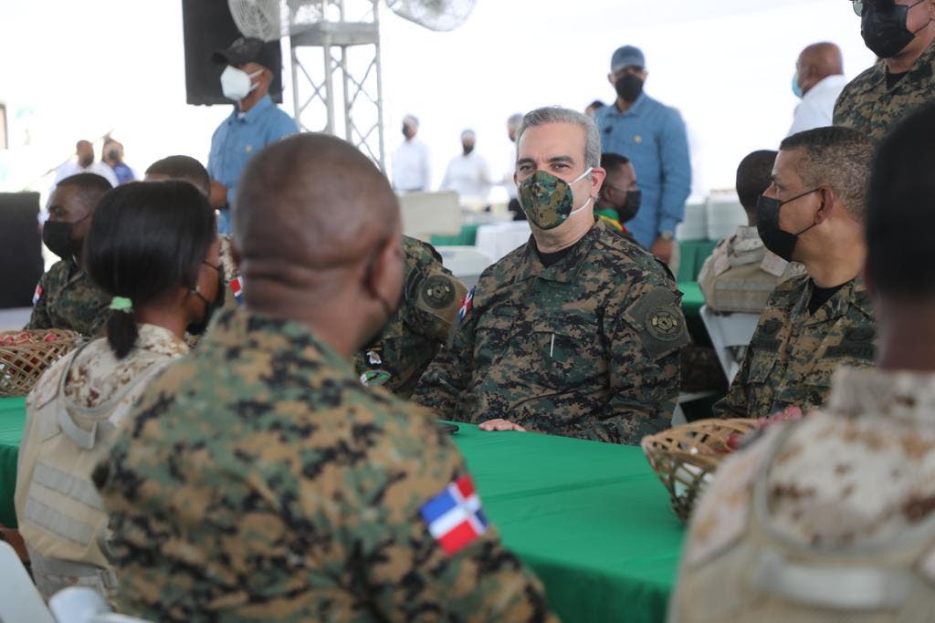 Abinader se viste de militar y almuerza con miembros de Fuerzas Armadas