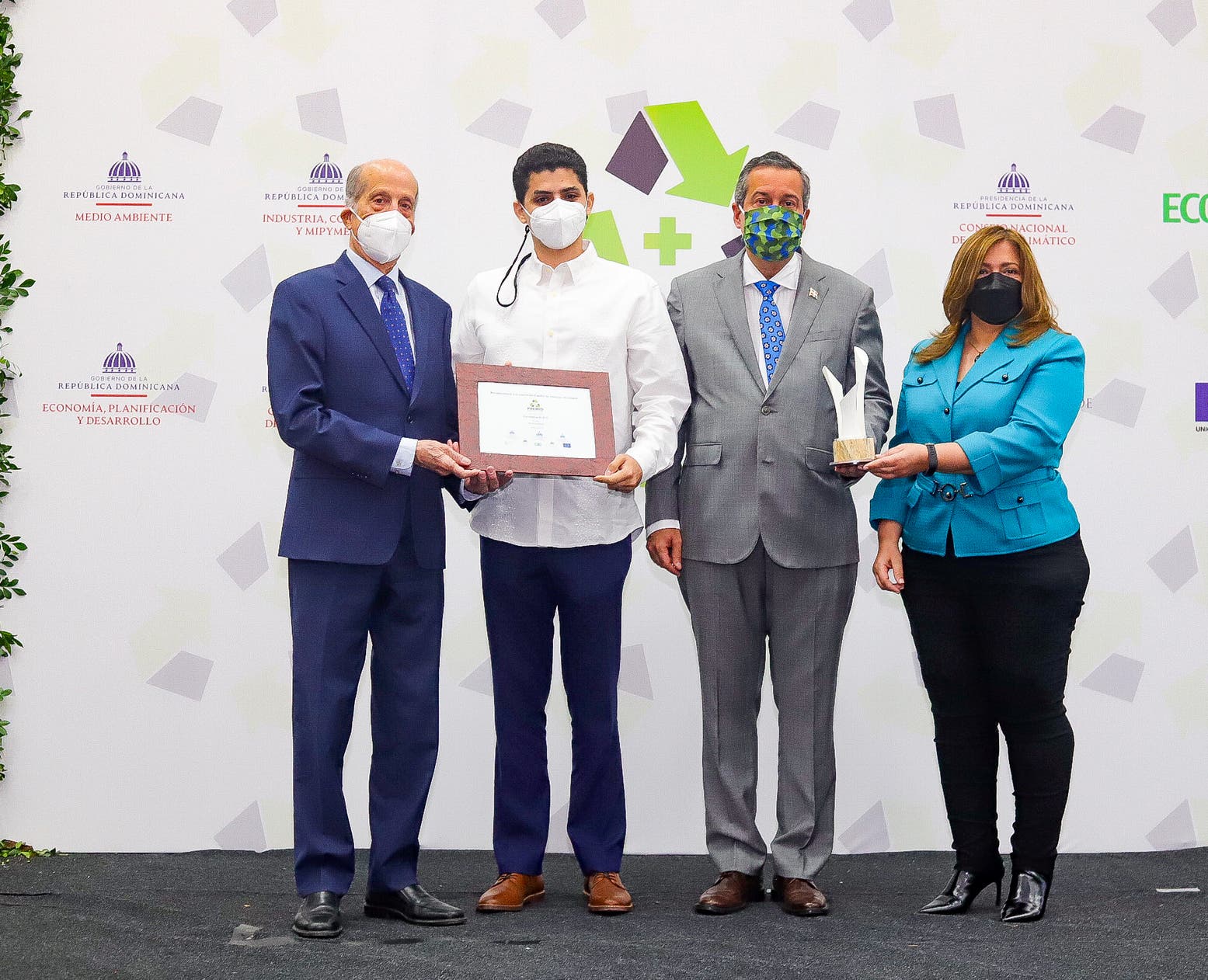 APAP recibe premio a la Excelencia de Producción Más Limpia