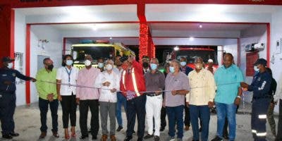 Alcalde Manuel Jiménez entrega remozada estación de bomberos en Los Mina