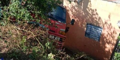 Camión cae por precipicio y afecta viviendas en Haina