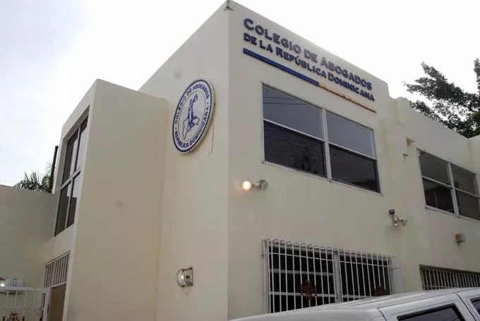 Renuncia fiscal adjunto del Colegio de Abogados