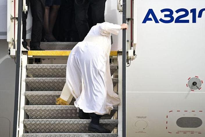 El papa Francisco se tropezó al subir al vuelo de regreso de Atenas; cerró su gira en Chipre y Grecia
