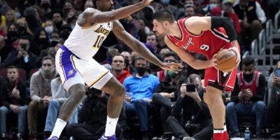 DeRozan regresa a alineación de Bulls en triunfo ante Lakers