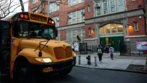 Escuelas de Nueva York no cerrarán sino que aplicarán test de covid masivos