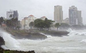 Lluvias débiles y oleaje peligroso en ambas costas del país, informa meteorología