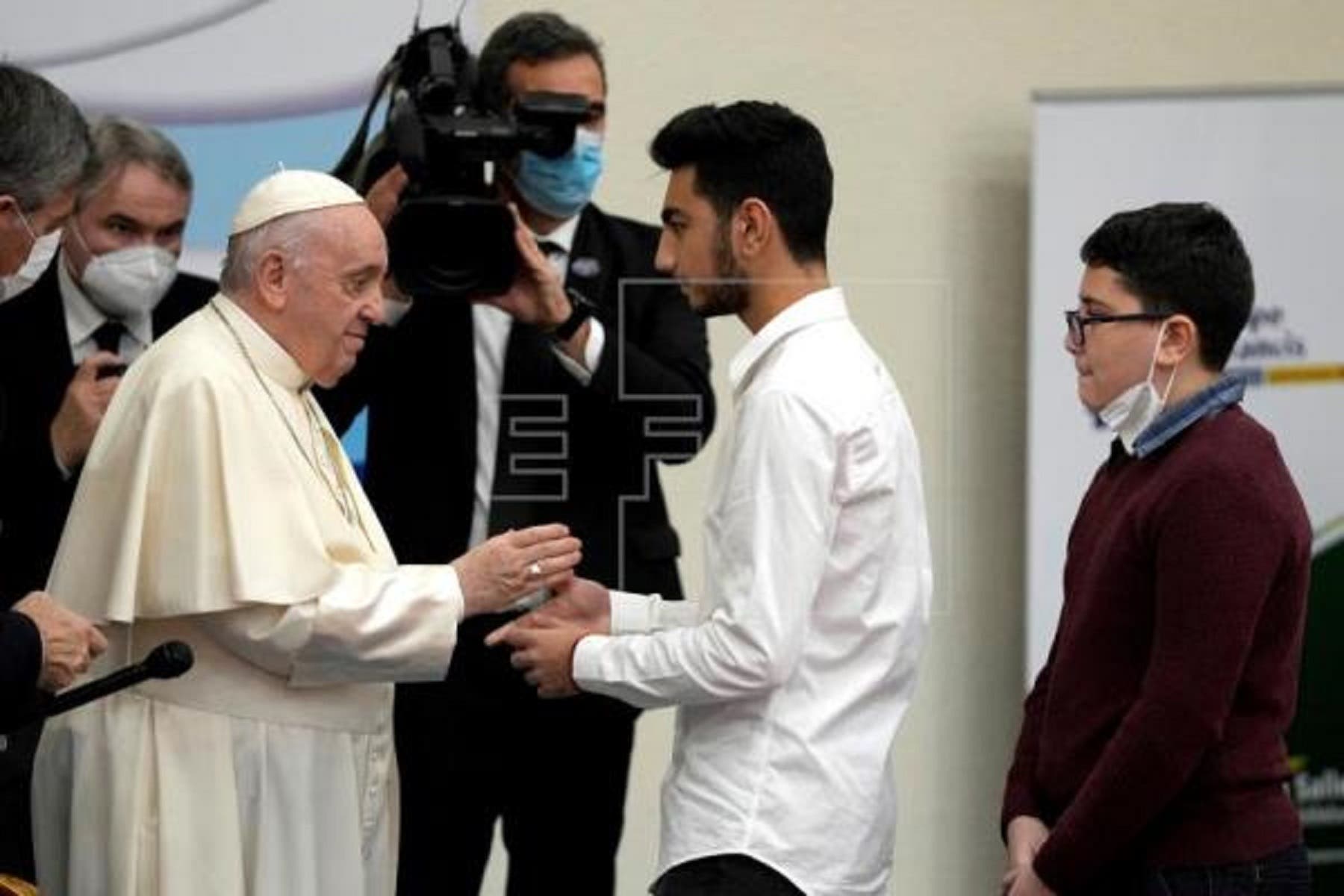 El papa: Muchos jóvenes “son de redes sociales pero poco sociales”