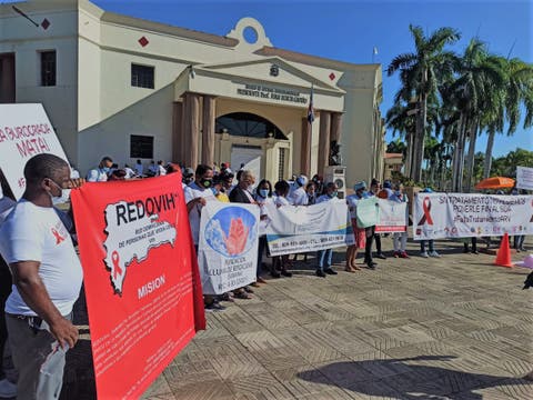 Personas que viven con el VIH protestan frente al Palacio Nacional en reclamo de medicamentos