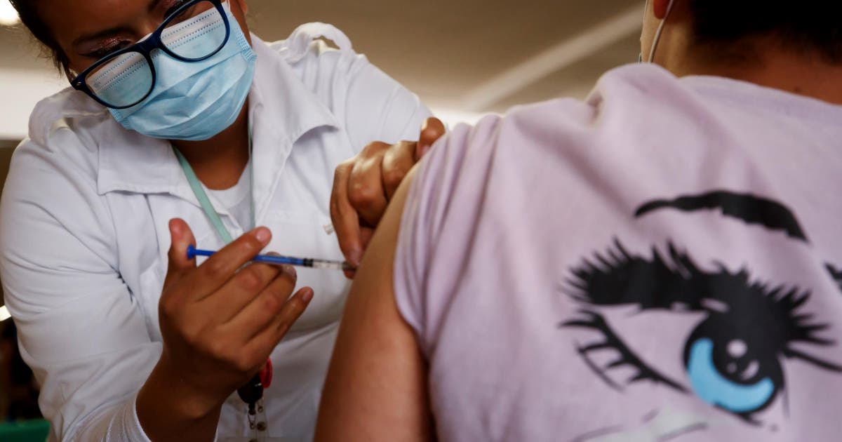 Hombre intentó vacunarse con un brazo de silicona para obtener certificado sanitario de Covid