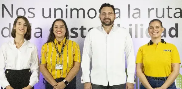 Ejecutivos de ambas empresas durante el encuentro para inaugurar las estaciones.