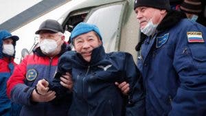 Turistas espaciales de Japón vuelven a salvo a la Tierra