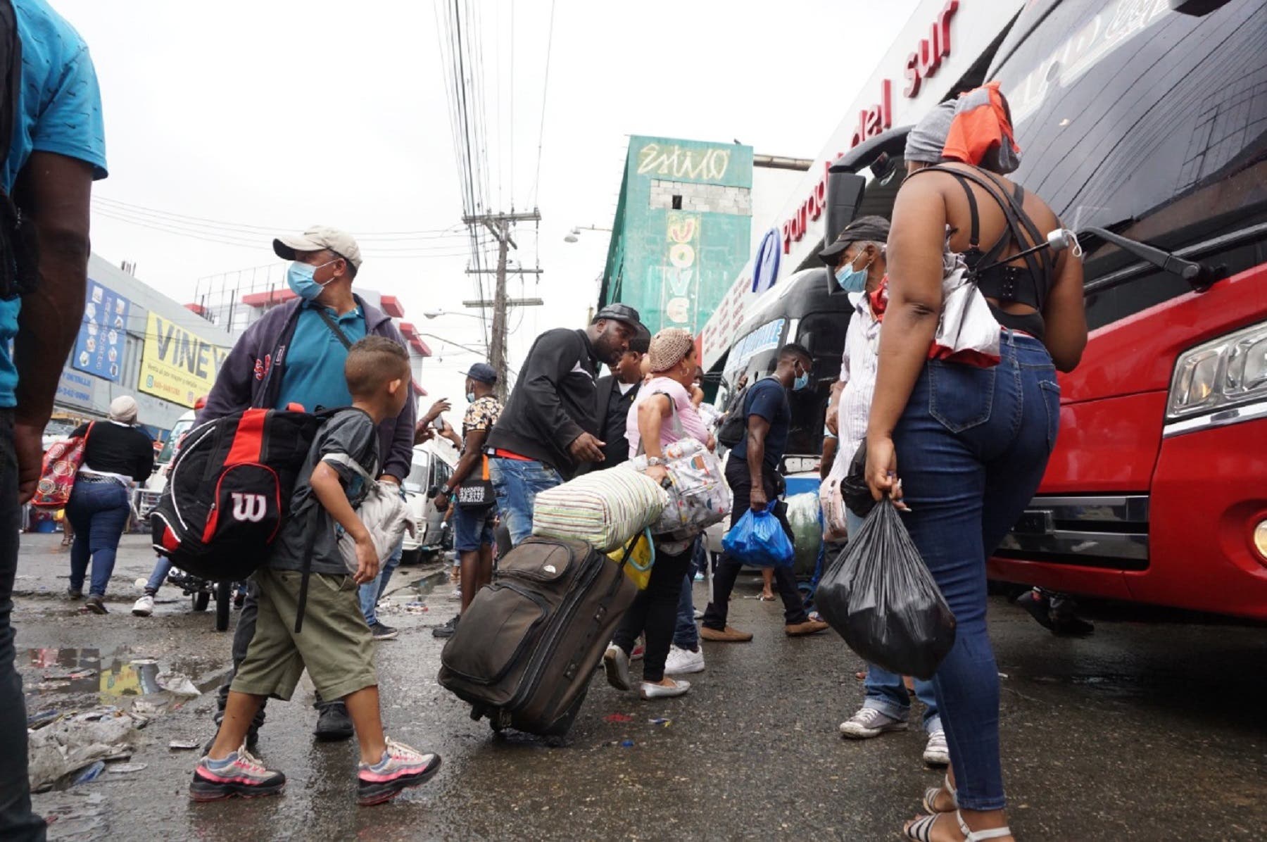 Aumenta el flujo de pasajeros en terminales autobuses del Sur