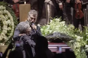 Vicente Fernández es despedido con una gran serenata