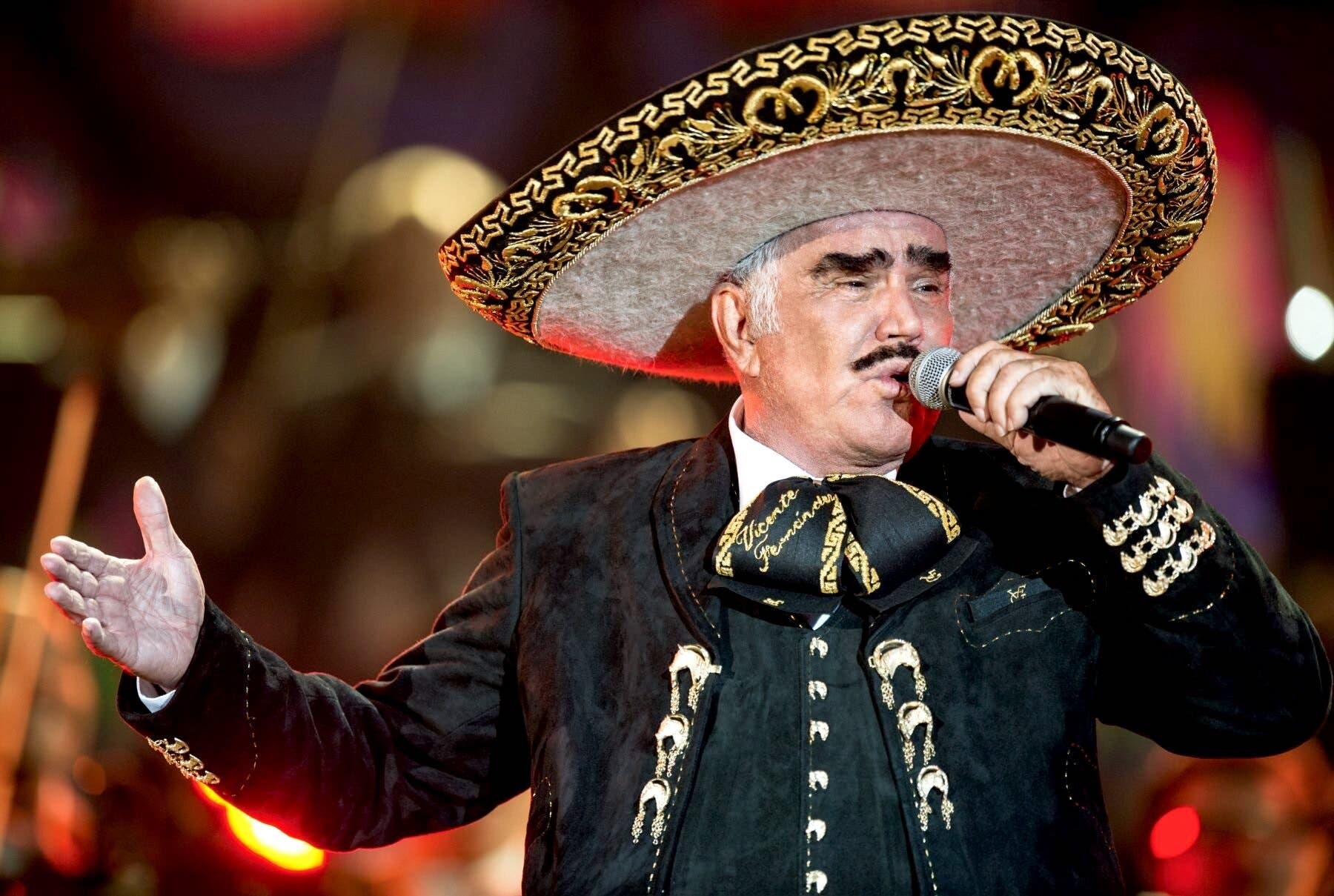 Familia de Vicente Fernández anuncia que el cantante se encuentra en una “condición crítica”