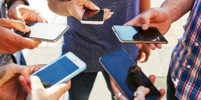 “Nos estamos perdiendo la vida real”: la gente que decide deshacerse de su teléfono inteligente