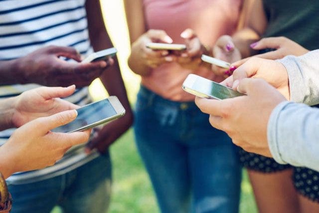 Usar móviles no aumenta riesgo de tumor cerebral en jóvenes, según estudio