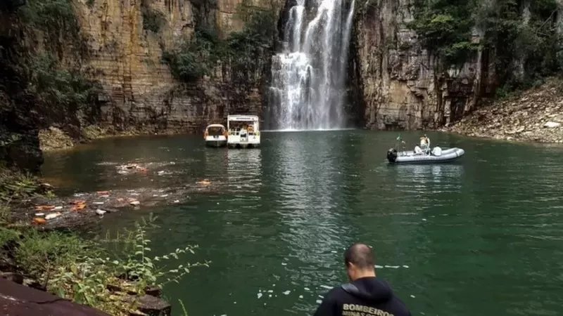 Impactante derrumbe de un barranco sobre unas lanchas con turistas causa una tragedia en Brasil