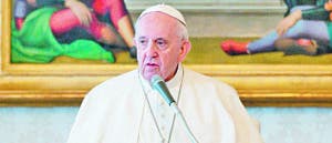 El papa sale del Vaticano para ir a una tienda de discos en el centro de Roma