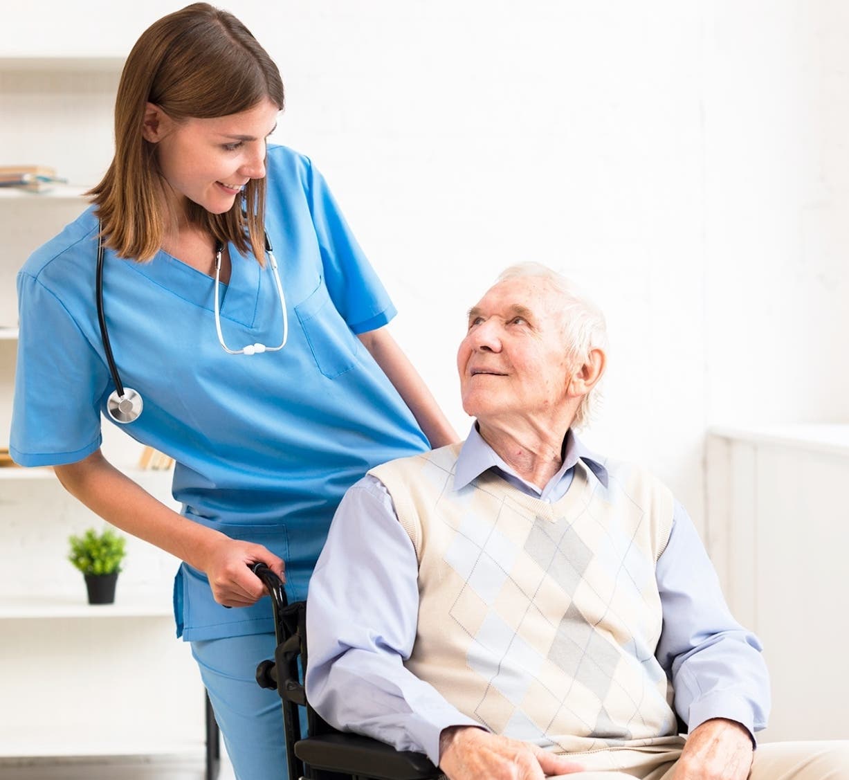 Cuidado envejecientes en el hogar requiere de  apoyo profesional