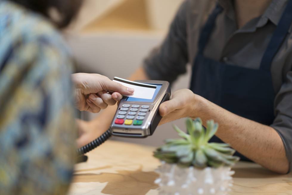Pro Consumidor advierte sancionará negocios cobren comisión a personas pagan con tarjetas de crédito