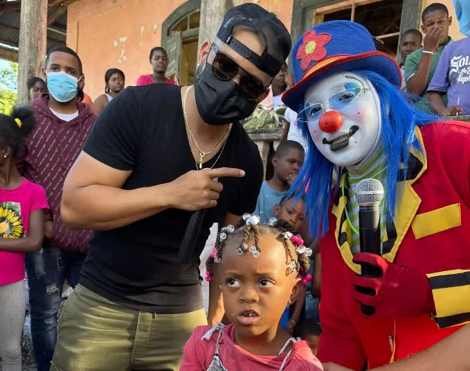 Erik Roberto entrega juguetes a niños de bateyes