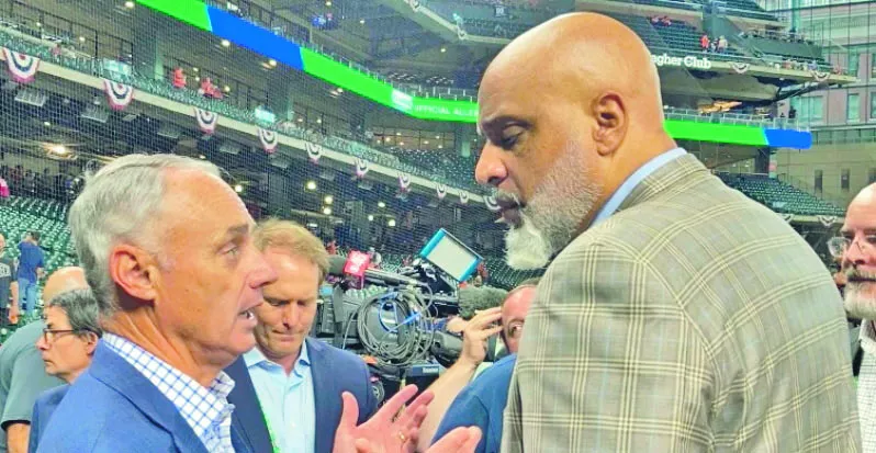 Comisionado Rob  Manfred y Tony Clark lideran reunión  .  Ap