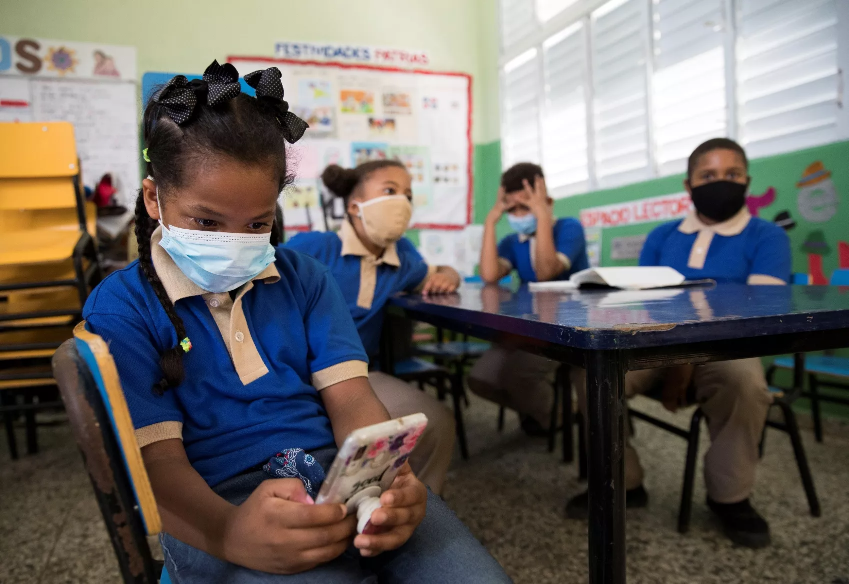 Colegio Médico recomienda clases en aulas; ADP llama maestros no asistir