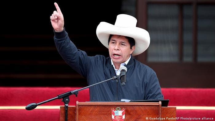 Fiscal investiga presidente de Perú por presunta corrupción