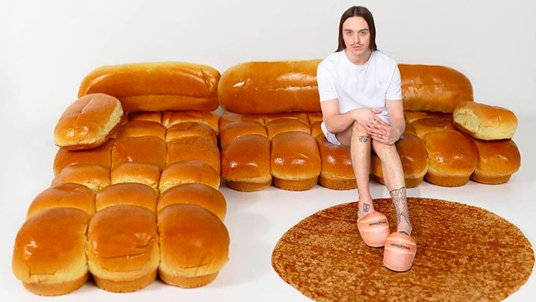 El rapero Tommy Cash presenta un sofá con forma de barras de pan unidas