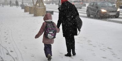 Un temporal de frío y nieve azota calles de Varsovia