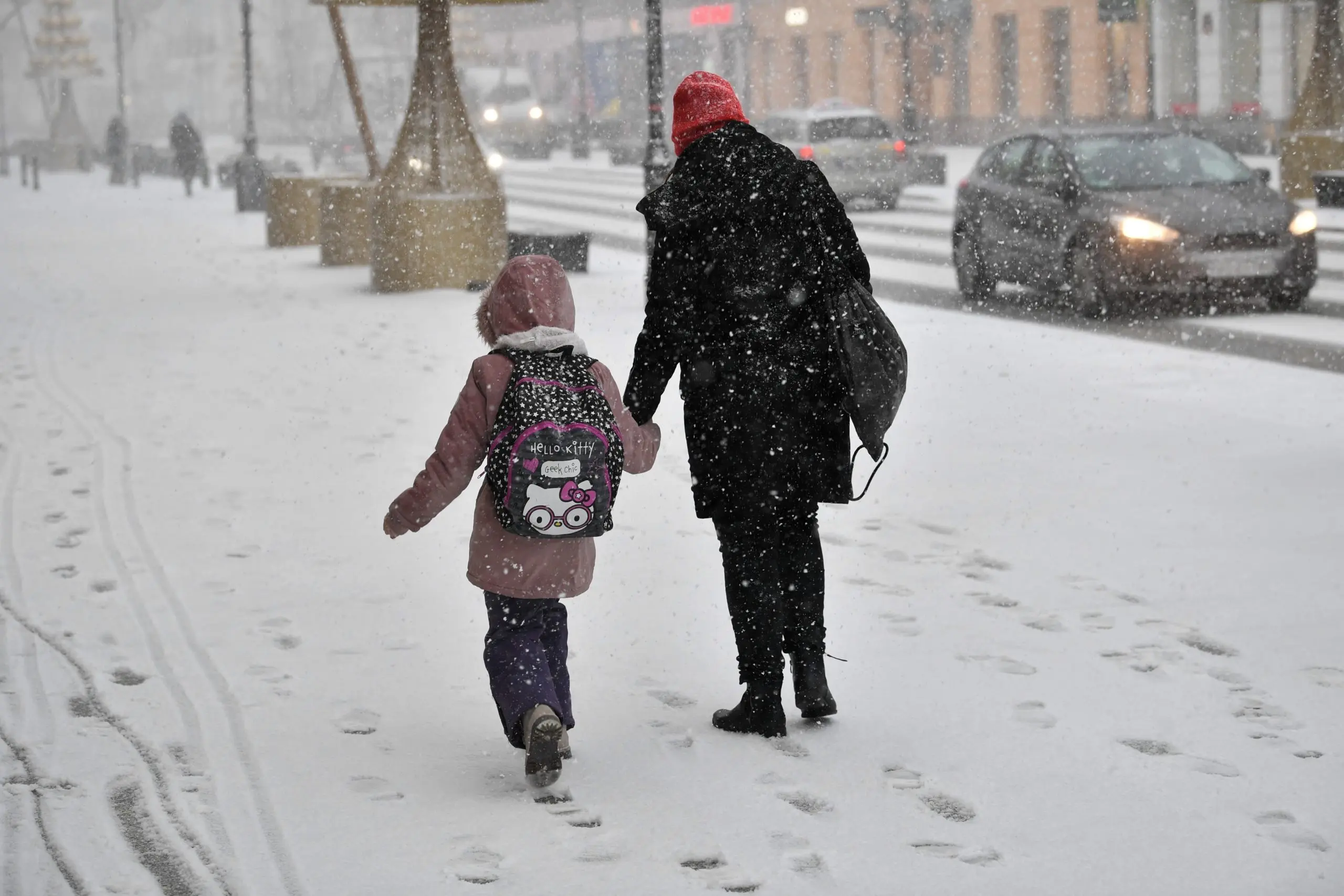 Un temporal de frío y nieve azota calles de Varsovia