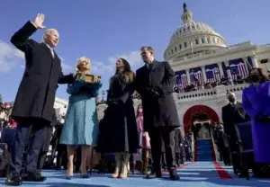 Después del primer año de Biden, el virus y la desunión continúan